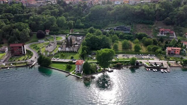 Flug vom Ortasee (Lago Orta) zum Ufer mit Blick zur Kirche, dem Friedhof, einem Parkplatz mit Wohnmobil, Stellplatz am See, Blick aus gro&szlig;er H&ouml;he, Novara, Piemont, Italien