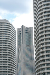 Obraz premium 横浜みなとみらい21地区のビジネス超高層ビルとと居住マンション 