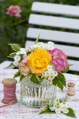 romantischer Blumenstrauß mit Rose, Hortensien und Bertrams Garbe in Glasvase