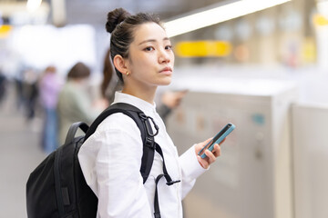 電車を待つ女性