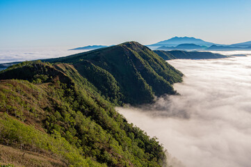 雲海に覆われた山間の湖の稜線。日本の北海道の摩周湖。