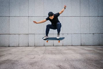 Foto op Aluminium Asian woman skateboarder skateboarding in modern city © lzf