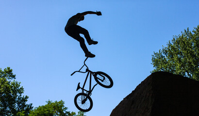 Ein Jugendlicher fällt von seinem BMX Rad bei den BMX Masters 2010 in Köln