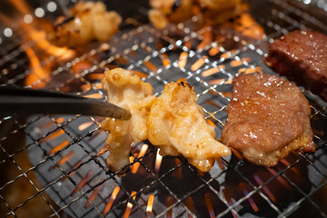 ロースターで炎に包まれた焼肉牛ホルモン【ミノ】