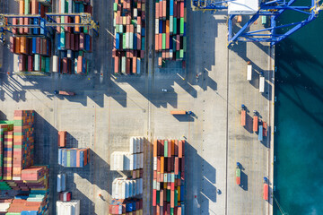 operation of cranes in the container terminal of the seaport