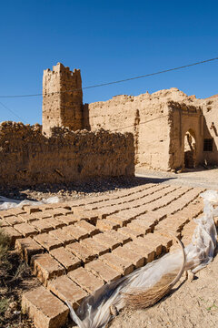 ladrillos de adobe para construccion, kasbah de Ifri, valle del río Ziz, cordillera del Atlas,  Marruecos, Africa