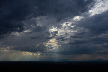 Obraz premium Dark storm clouds sky and thunderstorm with the rain, nature Background. Dramatic sky ray.