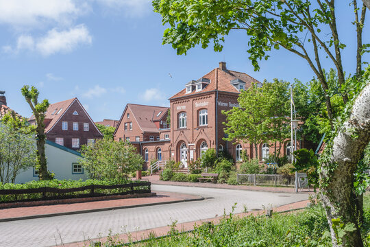 Germany, Lower Saxony, Juist, Empty town street in summer with Altes Warmbad office in background