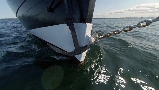 Altes Segelschiff mit Bugwelle und Anker im Sommer - Vorderansicht