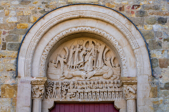 Tympan de l'&eacute;glise catholique Sainte Marie-Madeleine &agrave; Neuilly-en-Donjon, Allier, Auvergne-Rh&ocirc;ne-Alpes, France