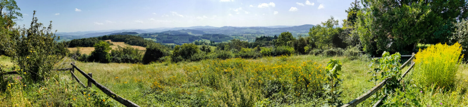 Panorama depuis la butte de Suin, dans le Charolais, Saône-et-Loire, Bourgogne-Franche-Comté, France