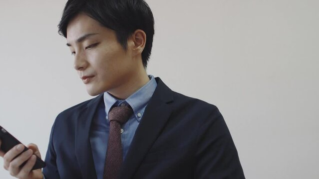 仕事をする若い日本人ビジネスマン
