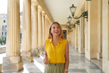 Photo sur Plexiglas Athènes Portrait of young cheerful woman doing cultural tourism in Europe