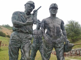 Obraz premium Escultura homenaje a los mineros