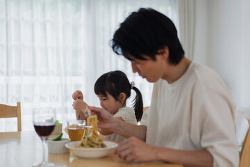 娘と仲良くご飯を食べるパパ
