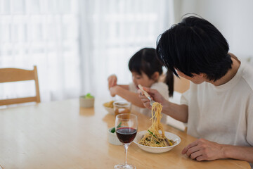 娘と仲良くご飯を食べるパパ