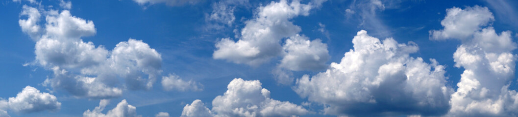 Blauer Himmel mit kleinen Wolken - Panorama