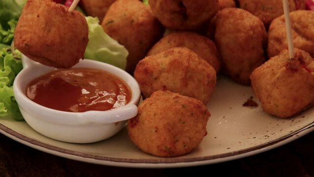 accras de morue et sauce dans une assiette