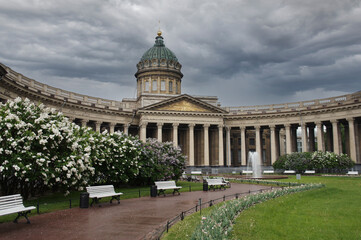 Obraz premium cathedral against the backdrop of a summer stormy sky