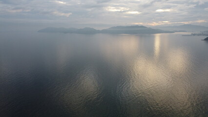 山口県光市虹ヶ浜海水浴場のヒカリと輝き　マジックアワーの瀬戸内海の景色