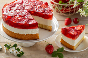 strawberry jelly and cream cake
