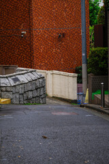 東京の赤坂9丁目の茶色のタイルの建物と坂道