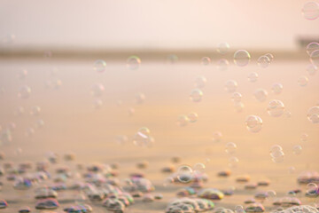 水面とシャボン玉