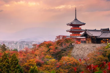 Fototapete Kyoto Sonnenaufgang über der Sanjunoto-Pagode und dem Kiyomizu-dera-Tempel in der Herbstsaison, Kyoto
