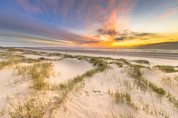 Crédence de cuisine en verre imprimé Mer du Nord, Pays-Bas Coucher de soleil coloré sur la plage et les dunes