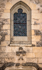 Fototapeta na wymiar Fenêtre ouvragée de l'église de Rochemenier, Maine-et-Loire, France