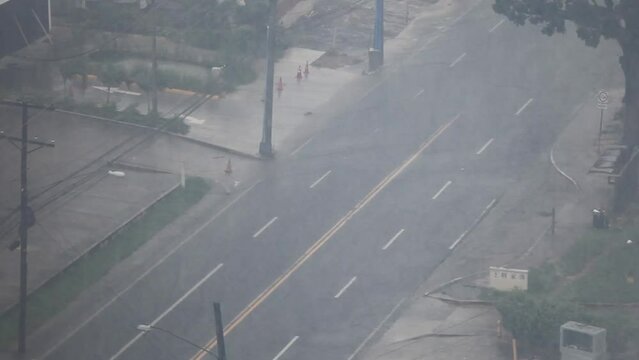 D&iacute;a tormentoso en la ciudad, lluvia torrencial en las calles, panama.