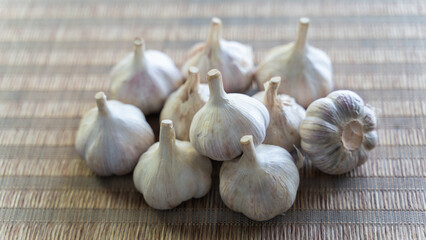 和風のマットに置かれたにんにく（ニンニク、大蒜、ガーリック）