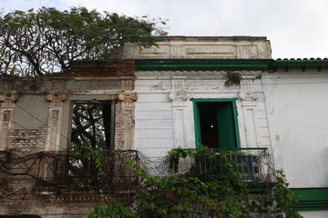 Fototapeta na wymiar Facade detail of ancient building in the city of Santa Clara, Cuba
