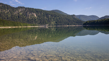 Berge spiegeln sich im See