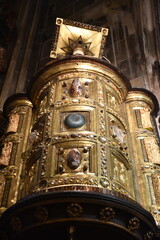 Fototapeta premium Chaire dorée de la cathédrale d'Aix-La-Chapelle. Allemagne