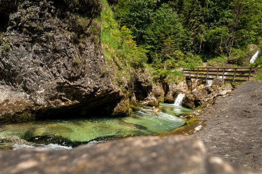 Gumpen und Br&uuml;cke in der Wei&szlig;bachschlucht
