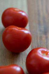 Tomaten auf einem Holzbrett