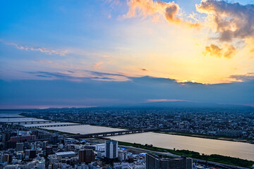 Fototapeta premium 梅田スカイビルの空中庭園から見る大阪の夕焼け 【大阪都市風景】