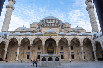 Obraz premium Suleiman Mosque seen from the inner courtyard, with its ablution fountain. At sunset with a blue sky, with white broken clouds.