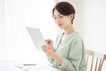 タブレットを使う日本人女性