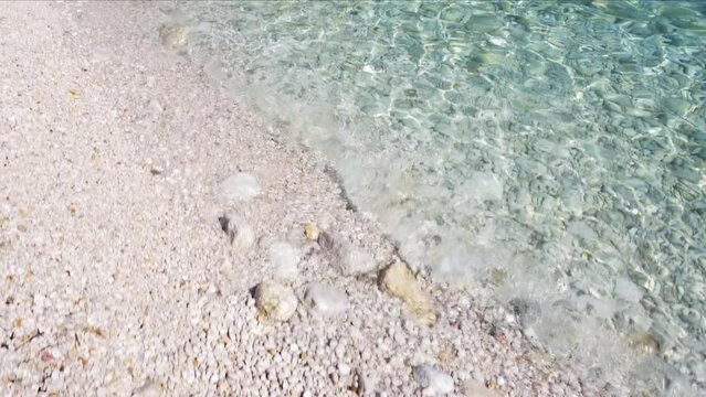 La limpidezza delle acque in una caletta siciliana, a Castellammare del Golfo.