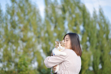 woman relax and travel with her scottish cat