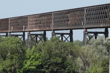Pont de chemin de fer entre Saint Vincent de Paul et Cubzac les ponts. La ligne de train entre...