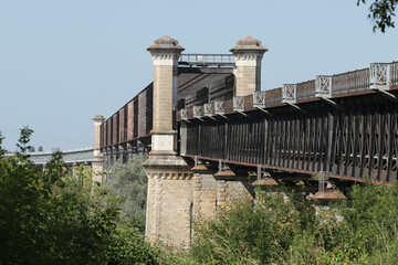 Fototapeta na wymiar Pont de chemin de fer entre Saint Vincent de Paul et Cubzac les ponts. La ligne de train entre Bordeaux et Saintes traverse la rivière Dordogne