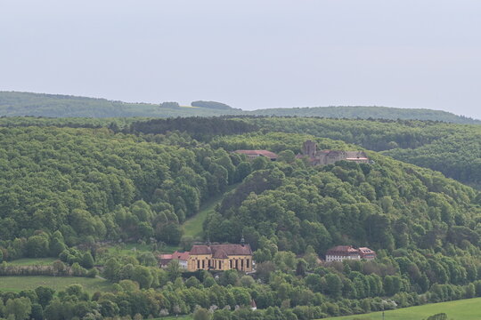 Panoramablick auf Schloss Saaleck bei Hammelburg mit der Ehemaligen Klosterkirche Altstadt, Bad Kissingen, Franken, Deutschland