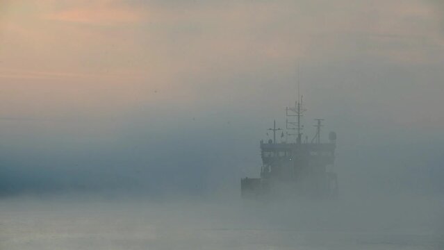 Frachtschiff im Morgennebel im Nord-Ostsee-Kanal 
