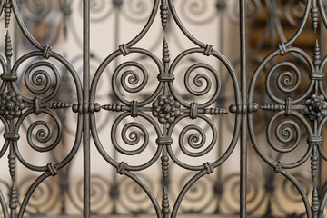Fototapeta na wymiar Blick auf ein altes Metall-Gitter mit schönem Bokeh