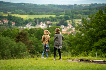 Zwei M&auml;dchen draussen unterwegs in der Natur geniessen ihre Freundschaft