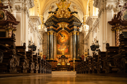 Im inneren einer Kirche