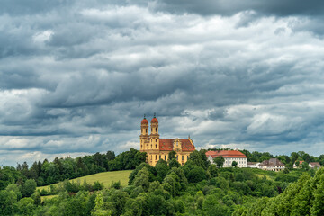Fototapeta na wymiar Blick auf eine alte Kirche bei bedecktem Himmel